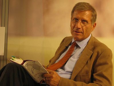 am 02. Dezember feiert Ulrich Wickert seinen 70. Geburtstag. Aus den vergangenen Jahrzehnten seines Lebens erzählt er in seinem neuen Buch Neugier und Übermut: Eine Arbeitsbiographie in Geschichten über Menschen, denen Ulrich Wickert im Laufe der Jahre begegnet ist. Er berichtet von seinen Begegnungen mit Politikern aus aller Welt, vom Bruder des letzten Kaisers von China, vom Besuch der Peking-Oper mit Günter Grass, von Bundeskanzlern, Attentätern und Käsehändlern.