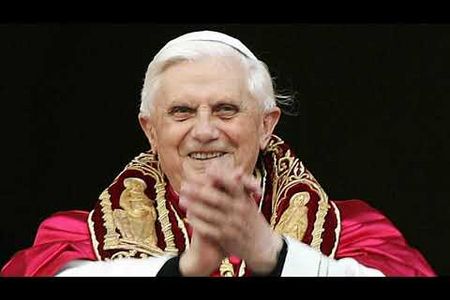Als Joseph Kardinal Ratzinger 2005 zum Papst gewaehlt wird, titelt die Bild-Zeitung Wir sind Papst
