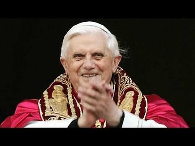 Als Joseph Kardinal Ratzinger 2005 zum Papst gewaehlt wird, titelt die Bild-Zeitung Wir sind Papst