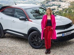 Tina Ruland und ihr Opel Ma... äh Mokka
