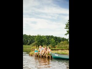 Den Sprung ins kuehle Nass der Mecklenburgischen Seenplatte wagen Urlauber am Steg in einem der Strandbaeder Den Sprung ins kuehle Nass der Mecklenburgischen Seenplatte wagen Urlauber am Steg in einem der Strandbaeder