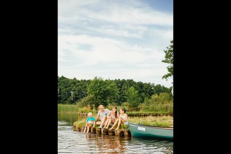 Den Sprung ins kuehle Nass der Mecklenburgischen Seenplatte wagen Urlauber am Steg in einem der Strandbaeder