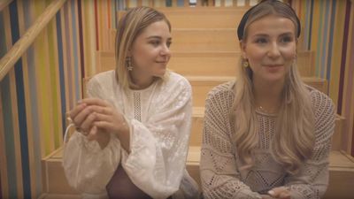 Die Youtuberinnen Ana Johnson und Diana zur Loewen werben fuer den Beruf des Erziehers und Erzieherinnen