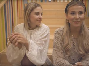 Die Youtuberinnen Ana Johnson und Diana zur Loewen werben fuer den Beruf des Erziehers und Erzieherinnen Die Youtuberinnen Ana Johnson und Diana zur Loewen werben fuer den Beruf des Erziehers und Erzieherinnen