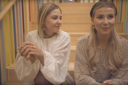 Die Youtuberinnen Ana Johnson und Diana zur Loewen werben fuer den Beruf des Erziehers und Erzieherinnen