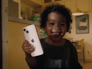 Wenn kleine Kinder testen, wie robust ein iPhone 13 wirklich ist Wenn kleine Kinder testen, wie robust ein iPhone 13 wirklich ist