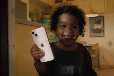 Wenn kleine Kinder testen, wie robust ein iPhone 13 wirklich ist