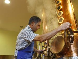Mit Liebe und von Hand destilliert – das „Roter Hahn“-Siegel an der Flasche mit Grappa oder Obstbrand garantiert dem Endverbraucher beste Südtiroler Qualität direkt vom Bauern Mit Liebe und von Hand destilliert – das „Roter Hahn“-Siegel an der Flasche mit Grappa oder Obstbrand garantiert dem Endverbraucher beste Südtiroler Qualität direkt vom Bauern