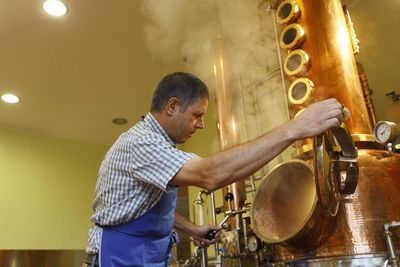Mit Liebe und von Hand destilliert – das „Roter Hahn“-Siegel an der Flasche mit Grappa oder Obstbrand garantiert dem Endverbraucher beste Südtiroler Qualität direkt vom Bauern