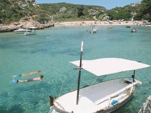 Im Herbst ist es meist noch warm genug, um am Strand nahe des Grupotel Mar de Menorca zu entspannen oder beim Schnorcheln die Unterwasserwelt Menorcas zu erkunden Im Herbst ist es meist noch warm genug, um am Strand nahe des Grupotel Mar de Menorca zu entspannen oder beim Schnorcheln die Unterwasserwelt Menorcas zu erkunden
