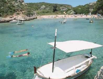 Im Herbst ist es meist noch warm genug, um am Strand nahe des Grupotel Mar de Menorca zu entspannen oder beim Schnorcheln die Unterwasserwelt Menorcas zu erkunden