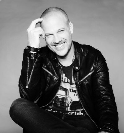 Jacop Karlszon spielt bei Musik in den Haeusern der Stadt