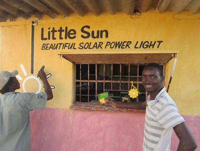 Reisen Little Sun Schriftzug auf Hauswand