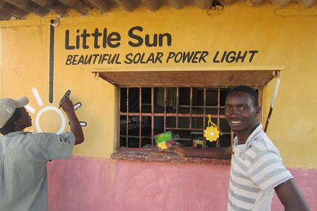 Reisen Little Sun Schriftzug auf Hauswand