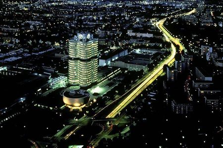 Logo-Problem Das BMW-Hochhaus in Muenchen