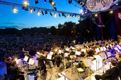 Alexander Shelley dirigiert beim Klassik Open Air in Nuernberg