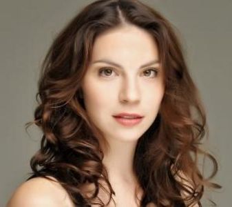 Hanna-Elisabeth Mueller bekommt den Preis  für ihre zahlreichen Auftritte bei der UniCredit Festspiel-Nacht, in Ariadne auf Naxos, Don Carlo, Parsifal, Das Rheingold und Goetterdaemmerung.