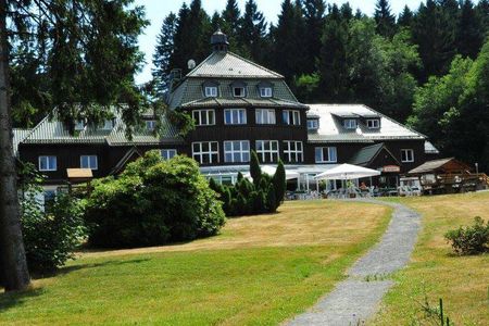 Das Hotel Harzhaus liegt ruhig am Waldrand und bietet gute Unterkunft und passable Kueche. Foto: MHR.