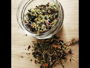 Die Auszeit-Kräuterteemischung aus dem Tiroler Lechtal eignet sich mit seiner wohltuenden Wirkung ideal fuer die Adventszeit Die Auszeit-Kräuterteemischung aus dem Tiroler Lechtal eignet sich mit seiner wohltuenden Wirkung ideal fuer die Adventszeit