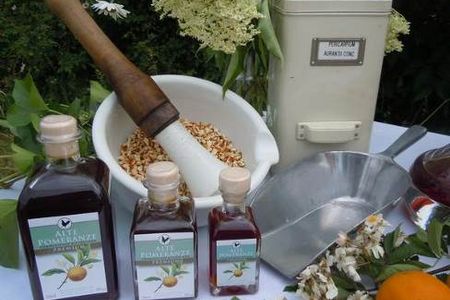 Eines von vielen regionalen Produkten aus der Mecklenburgischen Seenplatte ist der Bitterlikoer Alte Pomeranze der Hahnschen Gutsmanufaktur in Liepen