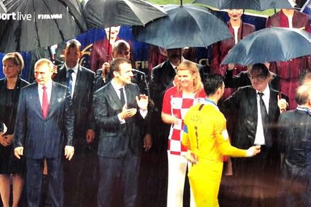 Es dauerte nur ein wenig Zeit und nicht nur Putin hatte einen Schirm über seinem Kopf, sondern auch Grabar-Kitarovic und Emmanuel Macron