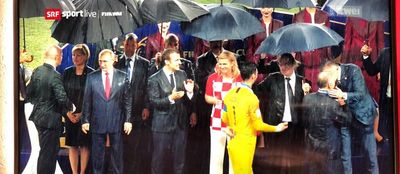 Es dauerte nur ein wenig Zeit und nicht nur Putin hatte einen Schirm über seinem Kopf, sondern auch Grabar-Kitarovic und Emmanuel Macron