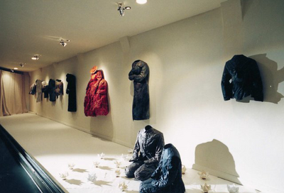 Das Ergebnis dieser Auseinandersetzung mit dem Material, bearbeitet mit Harz und Bienenwachs konnte die Ausstellungsgaeste bestaunen. Die Kleiderhüllen aus Papier von Mutsumi Aoki