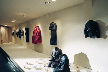 Das Ergebnis dieser Auseinandersetzung mit dem Material, bearbeitet mit Harz und Bienenwachs konnte die Ausstellungsgaeste bestaunen. Die Kleiderhüllen aus Papier von Mutsumi Aoki