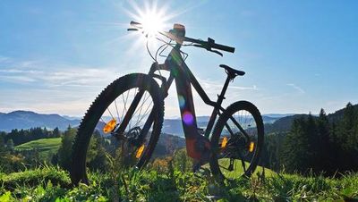 E-Biken vor Alpenkulisse ist nur eine von vielen Outdoor-Optionen, die Gaeste des 5-Sterne-Hotels Allgaeu Sonne in Oberstaufen haben