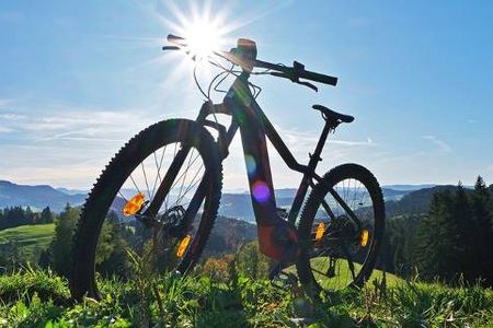 E-Biken vor Alpenkulisse ist nur eine von vielen Outdoor-Optionen, die Gaeste des 5-Sterne-Hotels Allgaeu Sonne in Oberstaufen haben
