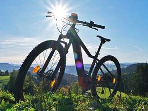 E-Biken vor Alpenkulisse ist nur eine von vielen Outdoor-Optionen, die Gaeste des 5-Sterne-Hotels Allgaeu Sonne in Oberstaufen haben E-Biken vor Alpenkulisse ist nur eine von vielen Outdoor-Optionen, die Gaeste des 5-Sterne-Hotels Allgaeu Sonne in Oberstaufen haben
