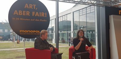 Leon Loewentraut beim Kunsttalk mit Saskia Trebing von der Zeutschrift  monopol auf der art Karlsruhe