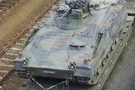 Aufnahmen von der Verladung von Panzern in der Naehe von Dresden vor 14 Tagen