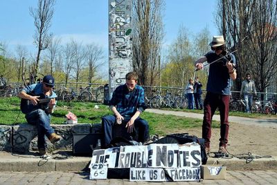 An einer Straßenecke oder unter eine Bruecke kann man sein koennen unter Beweiss stellen.