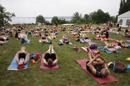 Yoga Festival Uebungen im Freien