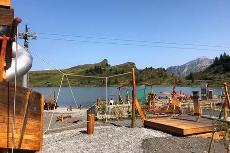 Kleine Abenteurer erkunden ab 21. Juli 2019 den neuen Spielplatz nahe der Truebsee-Bergstation oberhalb von Engelberg in der Zentralschweiz