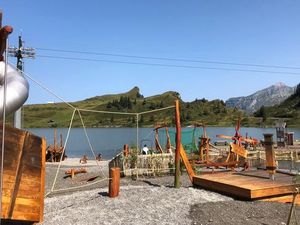 Kleine Abenteurer erkunden ab 21. Juli 2019 den neuen Spielplatz nahe der Truebsee-Bergstation oberhalb von Engelberg in der Zentralschweiz Kleine Abenteurer erkunden ab 21. Juli 2019 den neuen Spielplatz nahe der Truebsee-Bergstation oberhalb von Engelberg in der Zentralschweiz