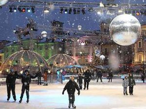 Bei „Locarno On Ice“ im Schweizer Tessin dreht sich von November bis Januar alles auf der und um die winterlich geschmückte Eisfläche Bei „Locarno On Ice“ im Schweizer Tessin dreht sich von November bis Januar alles auf der und um die winterlich geschmückte Eisfläche