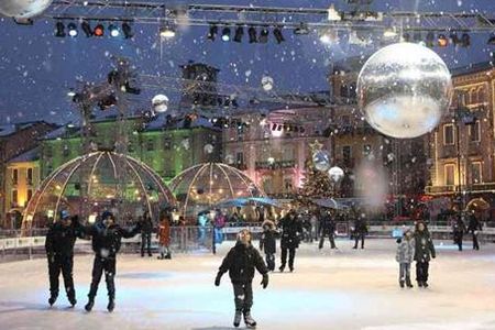Bei „Locarno On Ice“ im Schweizer Tessin dreht sich von November bis Januar alles auf der und um die winterlich geschmückte Eisfläche