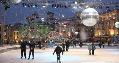 Bei „Locarno On Ice“ im Schweizer Tessin dreht sich von November bis Januar alles auf der und um die winterlich geschmückte Eisfläche
