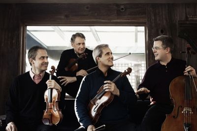 Emerson String Quartet wird auf Album Journeys vom Geiger Paul Neubauer und dem britischen Cellisten Colin Carr begleitet Emerson String Quartet wird auf Album Journeys vom Geiger Paul Neubauer und dem britischen Cellisten Colin Carr begleitet