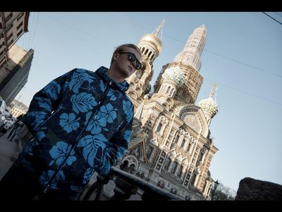 Leon Loewentraut vor der Auferstehungskirche, auch Blutkirche genannt
