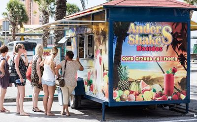 Die Tradition der Staende auf Raedern begann auf Curaçao mit einem Wohnwagen am Straßenrand