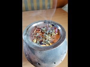 Waehrend der mystischen Zeit der Raunaechte zwischen Weihnachten und Dreikoenig werden im Tiroler Lechtal nach jahrhundertealter Tradition negative Energien durch Raeuchern aus den Haeusern vertrieben Waehrend der mystischen Zeit der Raunaechte zwischen Weihnachten und Dreikoenig werden im Tiroler Lechtal nach jahrhundertealter Tradition negative Energien durch Raeuchern aus den Haeusern vertrieben