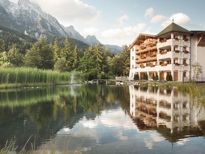 Badesee mit Panorama Hotel Forsthofgut Leogang