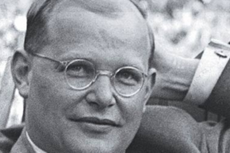 Fuer Dietrich Bonhoeffer kommt das Kriegsende einen Monat zu spaet, er stirbt am 9. April 1945