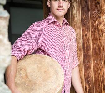 Kaesesommelier Johannes von der Suedtiroler Kreuzwiesenalm verarbeitet frische Rohmilch zu genussvollen Kaesespezialitäten