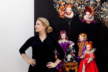 Sala Lieber vor ihrem Kunstwerk