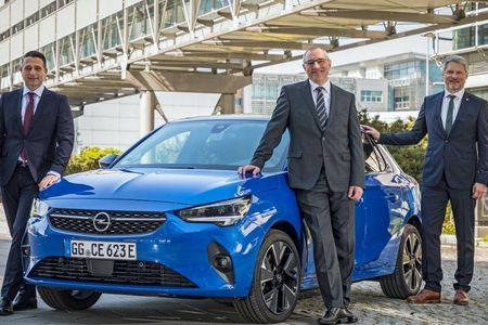 Stefan Moldaner, neuer Direktor Vertrieb, mit Opel Deutschlandchef Andreas Marx und Albrecht Schäfer, dem neuen Direktor Marketing