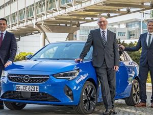 Stefan Moldaner, neuer Direktor Vertrieb, mit Opel Deutschlandchef Andreas Marx und Albrecht Schäfer, dem neuen Direktor Marketing Stefan Moldaner, neuer Direktor Vertrieb, mit Opel Deutschlandchef Andreas Marx und Albrecht Schäfer, dem neuen Direktor Marketing